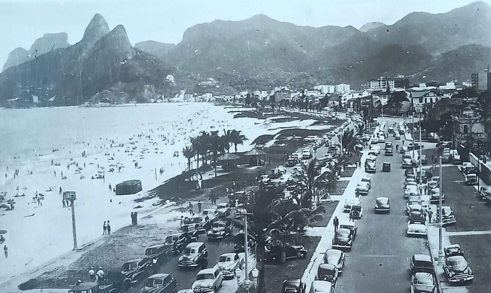 Praia de Ipanema e Arpoador nos anos 1950, com vista da orla e do Morro Dois Irmãos, Rio de Janeiro