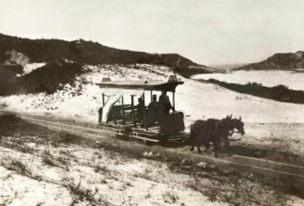 Bonde puxado a burro em Ipanema por volta de 1900 nas proximidades da Pedra do Arpoador