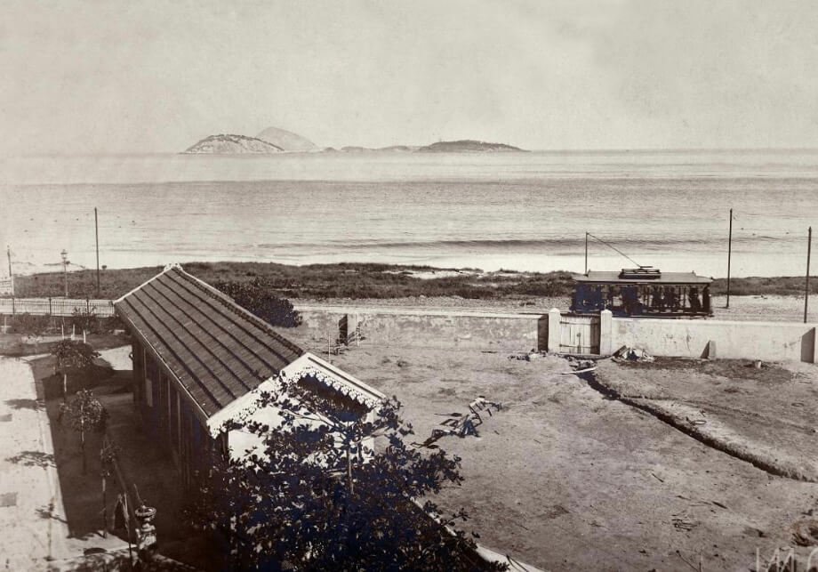 Residência da família Barreiro Vianna em Ipanema em 1903, na esquina da Avenida Vieira Souto com a Rua Francisco Otaviano, com as Ilhas Cagarras ao fundo.
